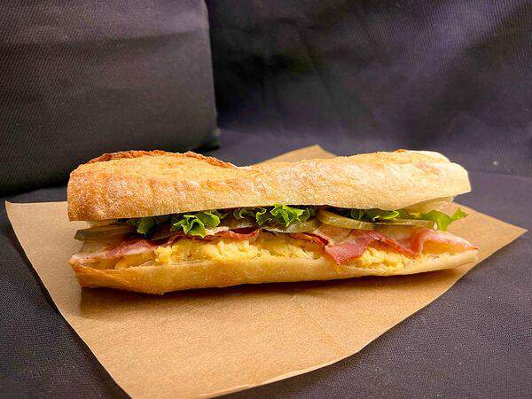 Кекс - Сэндвич со скрэмблом и беконом