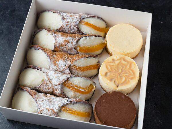 Bagatelle - Подарочный набор 5 Канноли и 3 Чизкейка