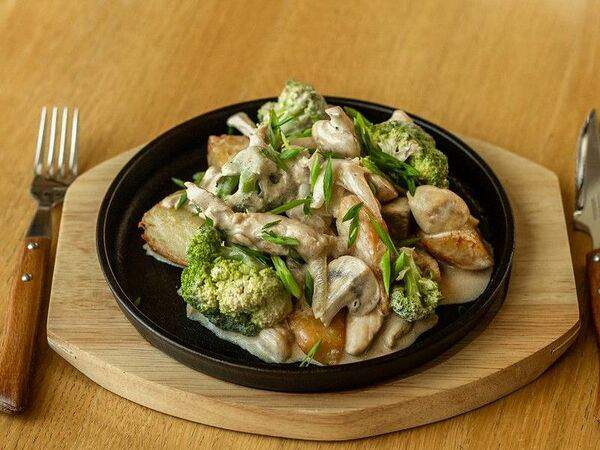 Победа - Сковорода с курочкой и овощами в сливочном соусе