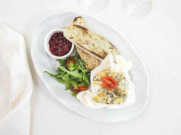 Сенкевич - Запеченный камамбер с луковым конфитюром