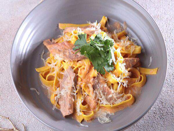 Rose Cafe - Паста с говядиной в томатно - сливочном соусе