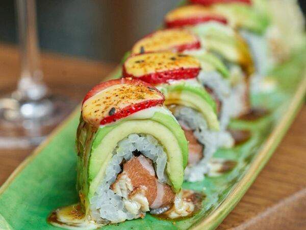 Avocado queen - Ролл лосось, угорь, клубника