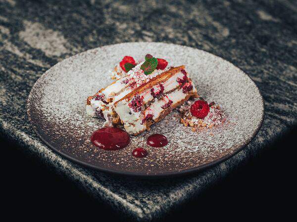 Novo. Ресторан современной русской кухни - Десерт Мильфей со сливочным кремом и соусом из малины