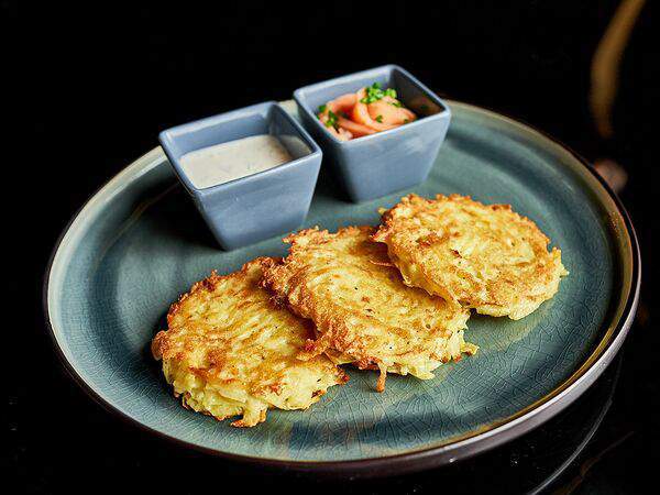 Chocolate - Драник с малосольным лососем и соусом тартар