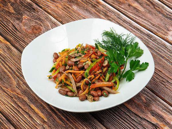 Кафе на Моисеенко - Салат из говядины с фасолью