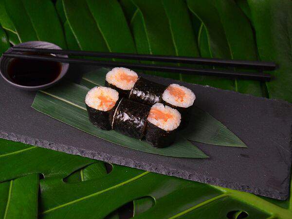 Дочь самурая - Ролл с лососем острый