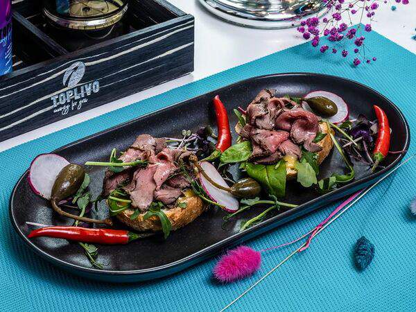 Toplivo - Брускетты с ростбифом и рукколой в медово-горчичной заправке