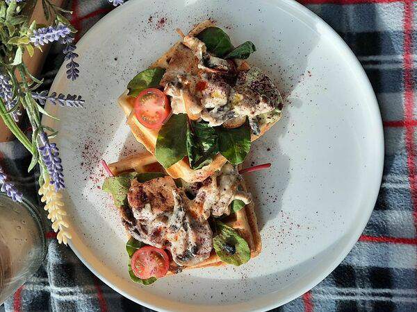 Lounge 1925 - Вафли с миксом салата, курицей на гриле и жульеном