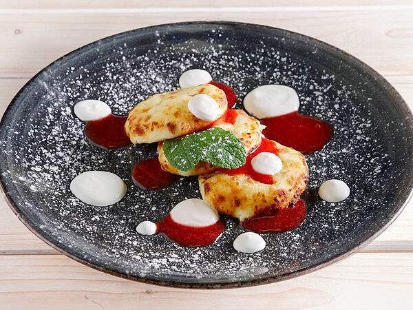 Garage - Сырники со сметаной и клубничным кули