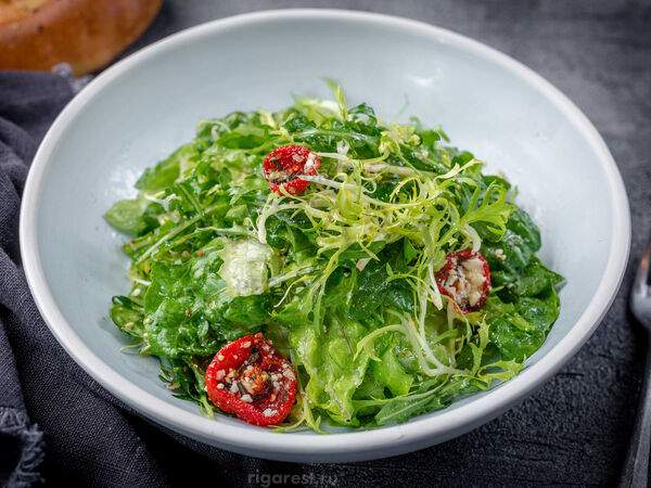 Новорижская застава - Салат с овечьим сыром и вялеными помидорами