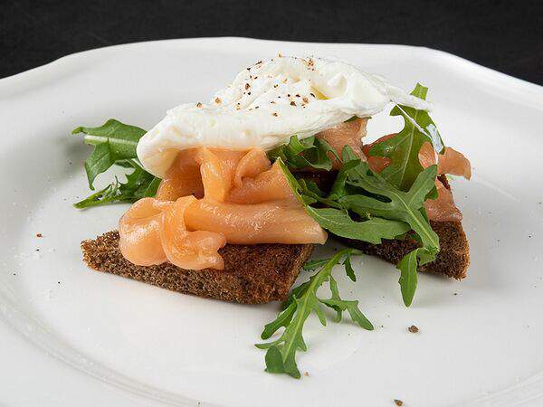 Le Noir - Тост с сёмгой и яйцом пашот