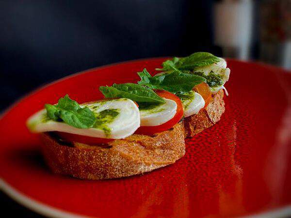 Сохо - Сморреброд с томатами и моцареллой