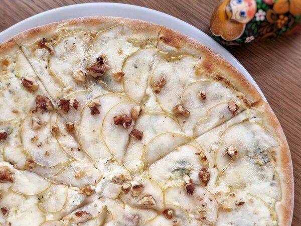 Кафе Маруся - Пицца с грушей и сыром Горгонзола