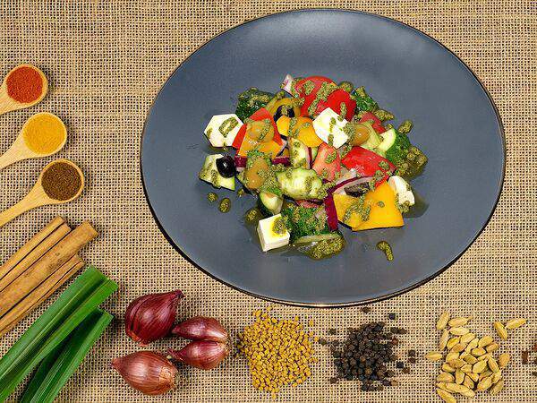 С акцентом - Салат греческий с соусом песто