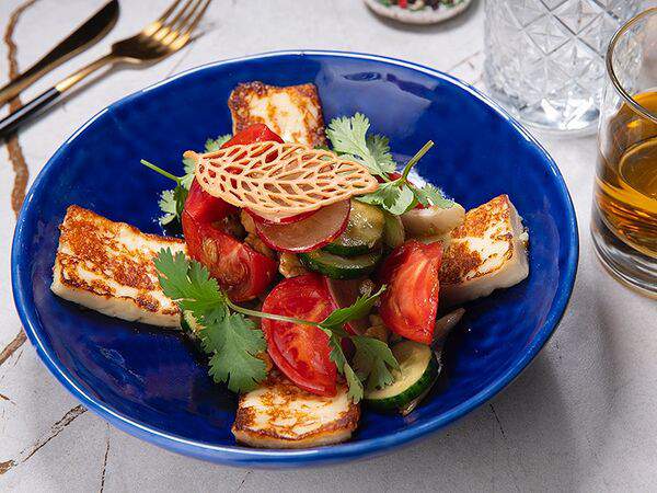 Джентльмены удачи - Салат с овощами и жареным сыром Халуми