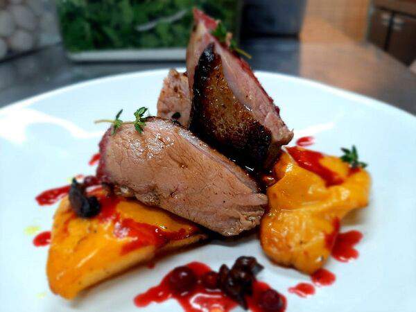 Сыроварня - Утиная грудка с печеной айвой