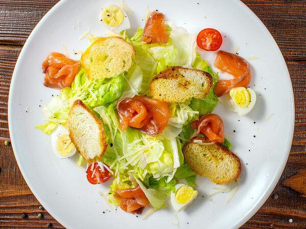 Грандъ буфетъ - Салат Цезарь со слабосоленым лососем