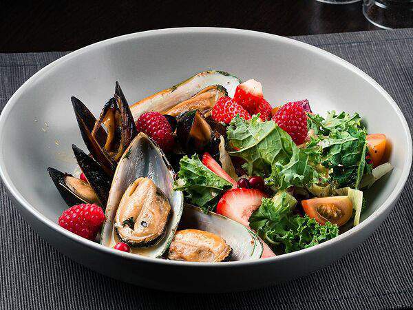 Перфетто - Дуэт мидий с руколой и ягодами