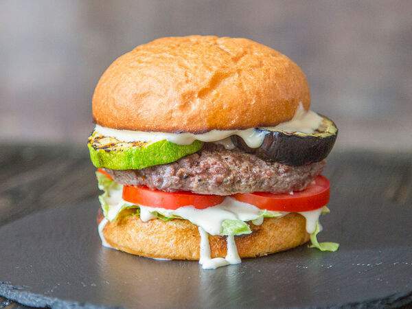 Бур бон паб - Бургер с овощами на гриле и сырным соусом