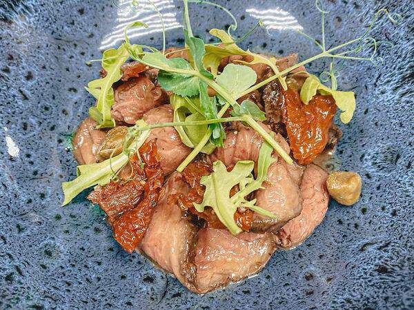 Квартира - Ростбиф с листьями салата, ароматом трюфеля и пармезаном