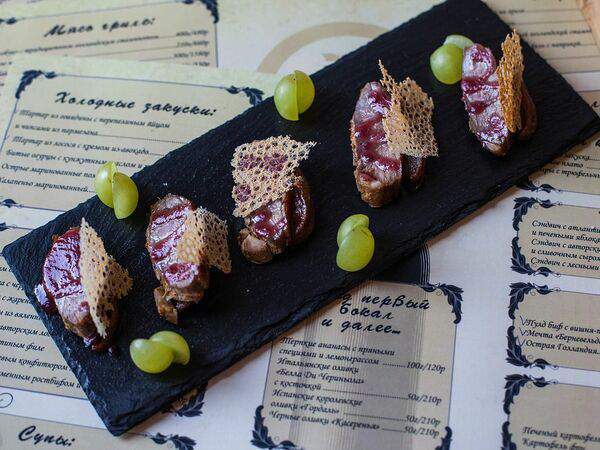 Hot Holland - Печеная утка на подушке из карамелизованных яблок