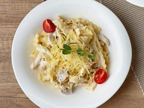 Чашка - Паста с курицей и грибами