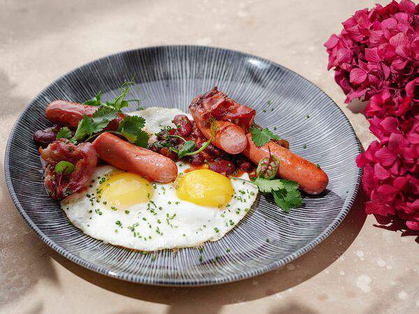 Breadway-cafe - Яичница с фасолью и сосисками