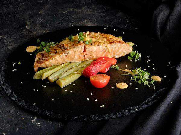Мархаба - Стейк из лосося со спаржей, томатами и сливочным соусом