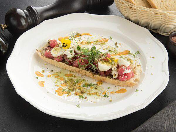 La Scala Trattoria Ignazio - Тартар из тунца на брускетте с перепелиными яйцами, тартуфатой и страчателлой
