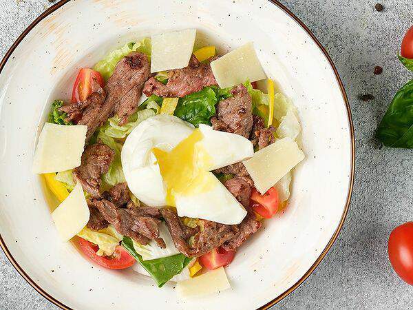 Wok Station - Салат тёплый с говядиной и яйцом пашот