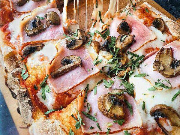 Pinzeria by Bontempi - Пинца с ветчиной и грибами