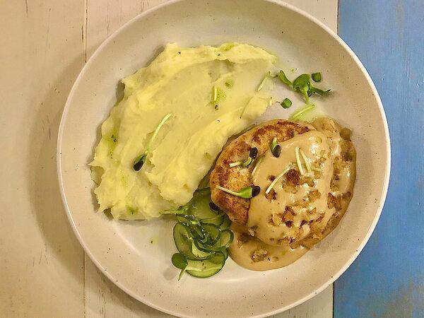 Eat Meet - Котлета из индейки в сырном пюре с соусом Неаполитано