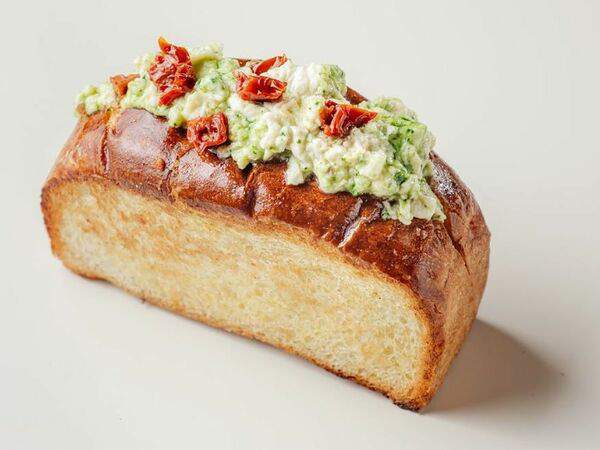 The Bun - Омлет с томатами и песто