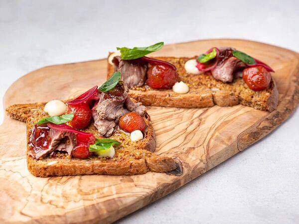 Red wall - Сморреброд на хрустящем хлебе с ростбифом и томатами