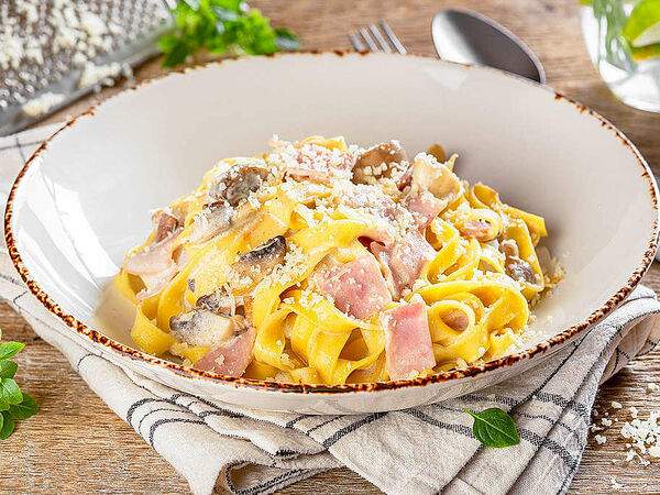 IL Патио - Феттучини с грибами и ветчиной