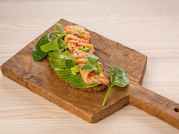 Кафе Полезные Продукты Лавка Здоровой Еды - Брускетта с лососем и авокадо