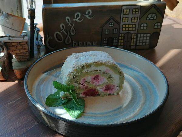 The Кофе - Рулет фисташковый с малиной