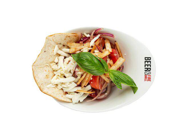 Beer & Fire Grill - Помидоры с красным луком и козьим сыром