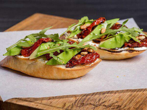 Terra - Брускетты с авокадо, вялеными томатами и кедровыми орехами