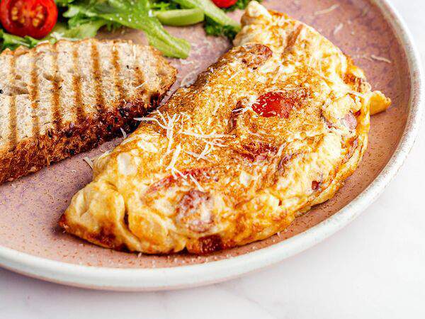 Кофе Репаблик - Омлет с шампиньонами, подкопченными колбасками, шпинатом и зерновыми тостами гриль