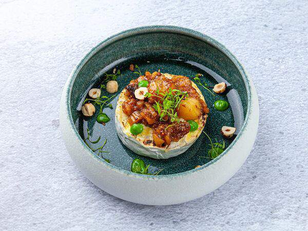 Port42 - Запеченный камамбер с томленой грушей, инжиром и лесным орехом