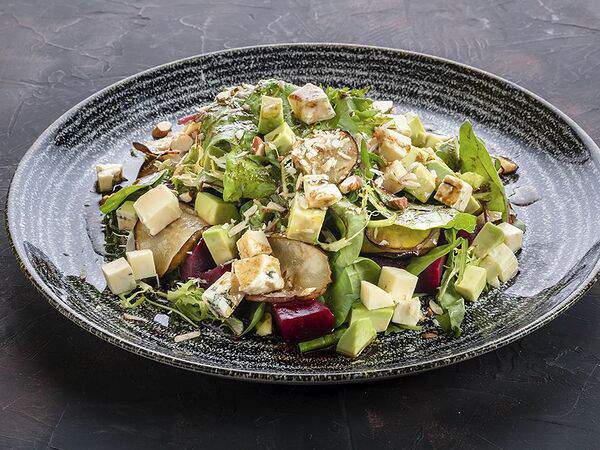 Garage - Овощной салат с грушей и сыром дорблю