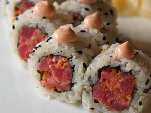 Море в коробке - Открытый ролл с хрустящим острым тунцом