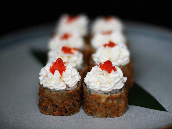 Sushi 34 - Жареный ролл с лососем и сливочной шапкой