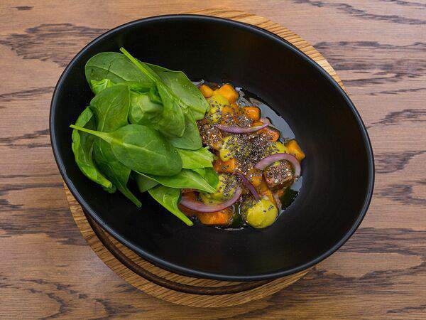 Столица деревень - Лосось с тайским манго и соком Юдзу на креме из авокадо