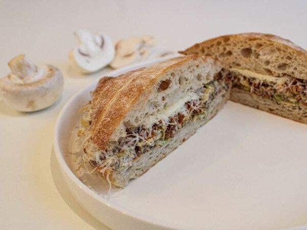 Lobby Street Food - Сэндвич с грибами и сыром