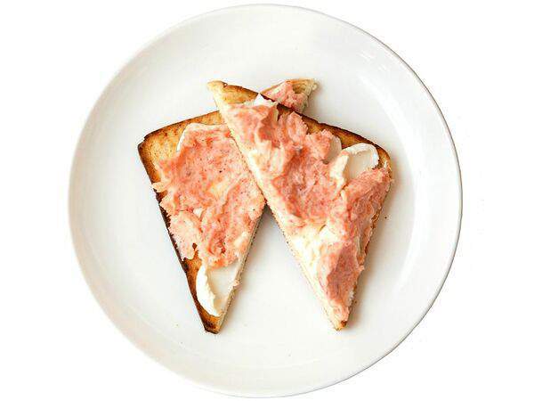 ЯркоЕда - Тосты с рубленым лососем и тобико