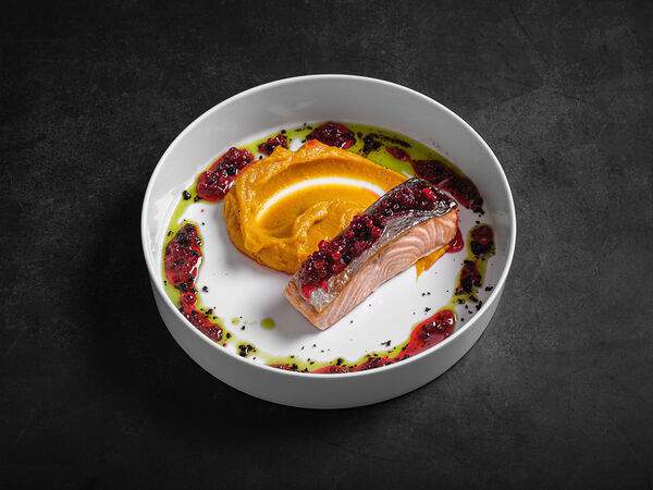 More & More - Запечённый стейк из лосося с тыквой и брусникой