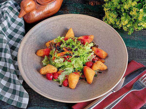 Дикая утка - Салат с жареным сулугуни и вишневым соусом