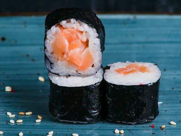Вокруг суши - Ролл с лососем